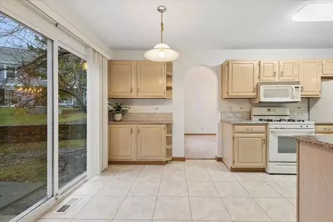 Kitchen - 4620 Olmstead Dr, Hoffman Estates, IL 60192 photo 1 of 2