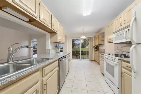 Kitchen - 4620 Olmstead Dr, Hoffman Estates, IL 60192 photo 2 of 2
