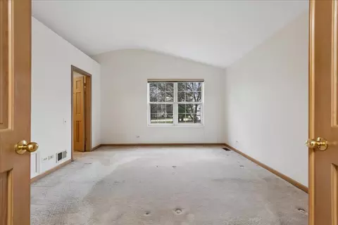 Bedroom - 4620 Olmstead Dr, Hoffman Estates, IL 60192 photo 1 of 3