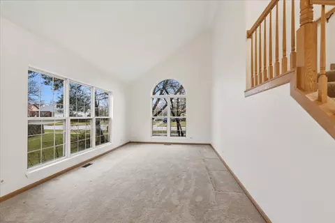 Living - 4620 Olmstead Dr, Hoffman Estates, IL 60192 photo 2 of 4