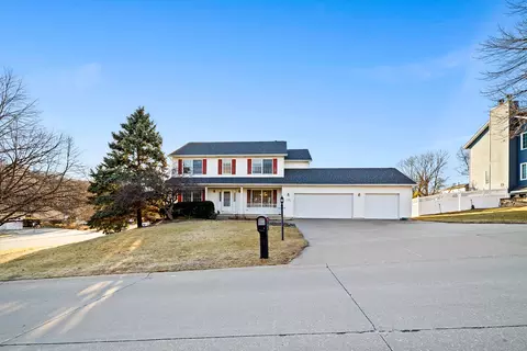 4700 Heatherstone Rd, Bettendorf, IA 52722