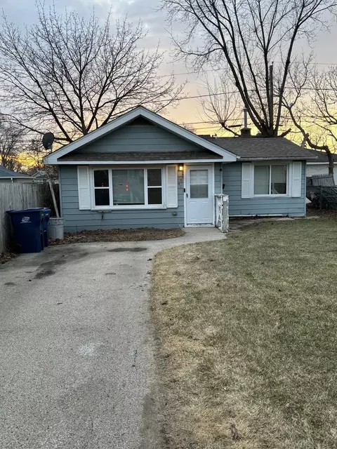 1042 Pine St, Waukegan, IL 60085