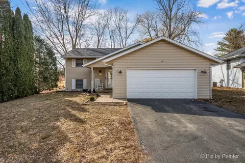 117 SW Benedict Dr, Poplar Grove, IL 61065
