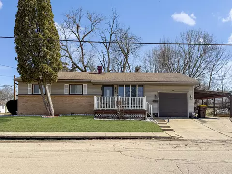 1305 S Prairie Ave, Freeport, IL 61032