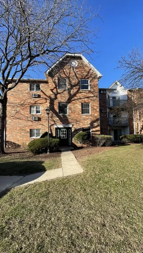 4301 W Shamrock Ln #2D, Mchenry, IL 60050