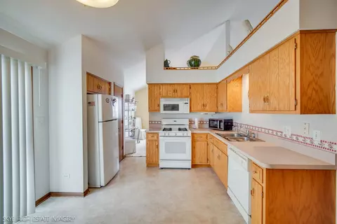 Kitchen - 45 Denise Ct, Matteson, IL 60443 photo 1 of 3