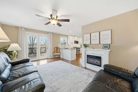 2830 Colonial Dr, Elgin, IL 60124 photo 9