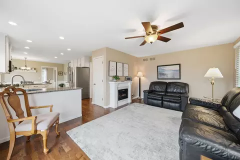 2830 Colonial Dr, Elgin, IL 60124 photo 8
