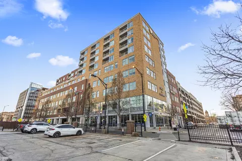 301 N Neil St #904, Champaign, IL 61820