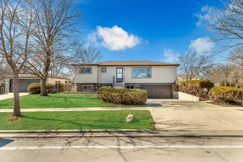 426 S Cedarcrest Dr, Schaumburg, IL 60193
