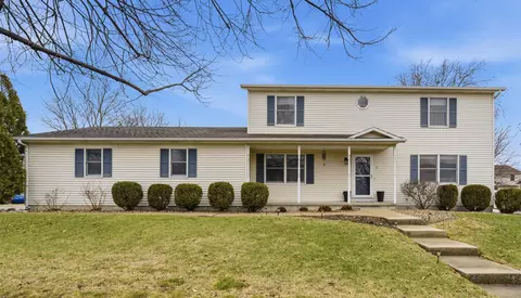2 Knottingham Ct, Bloomington, IL 61704