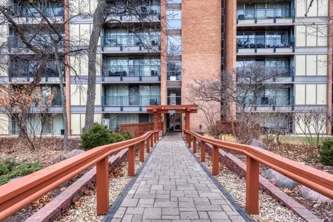 6010 Oakwood Dr #3B, Lisle, IL 60532