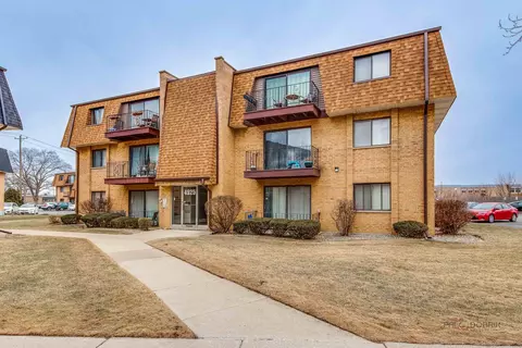4925 W 109th St #101, Oak Lawn, IL 60453