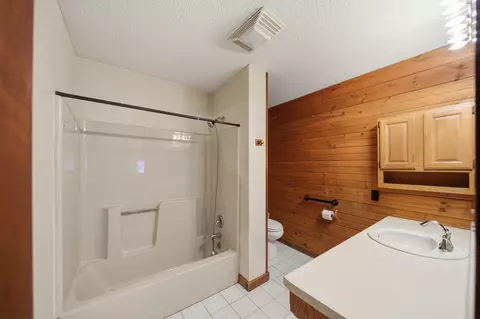 Bath - 513 1st Ave, Dixon, IL 61021 photo 1 of 3