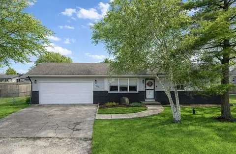 2215 Heather Hills Dr, Saint Joseph, IL 61873