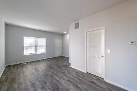 Living - 3209 Hoffman St, Plano, IL 60545 photo 3 of 4