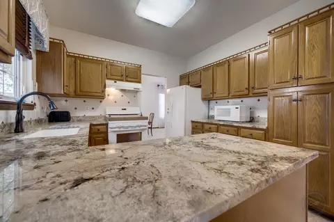 Kitchen - 4606 Carrier Cir, Plainfield, IL 60586 photo 4 of 5