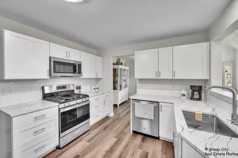 Kitchen - 2054 Peach Tree Ln, Algonquin, IL 60102 photo 3 of 3