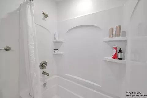 Bath - 2054 Peach Tree Ln, Algonquin, IL 60102 photo 2 of 3