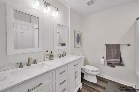 Bath - 2054 Peach Tree Ln, Algonquin, IL 60102 photo 1 of 3