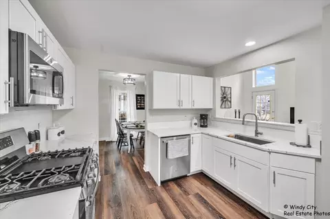 Kitchen - 2054 Peach Tree Ln, Algonquin, IL 60102 photo 2 of 3