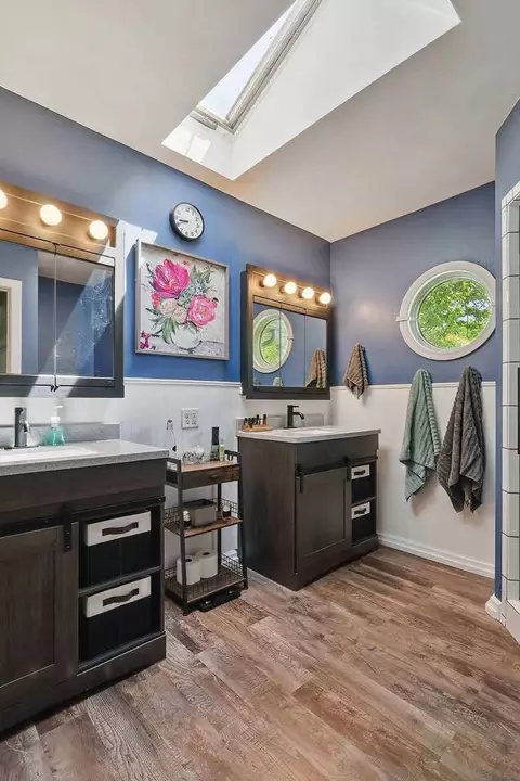 Bath - 2937 16th Ave, Moline, IL 61265 photo 3 of 5