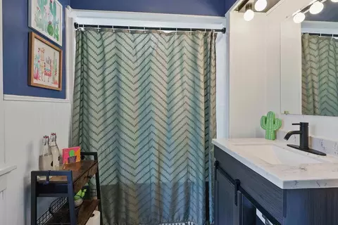 Bath - 2937 16th Ave, Moline, IL 61265 photo 5 of 5