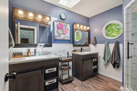 Bath - 2937 16th Ave, Moline, IL 61265 photo 2 of 5