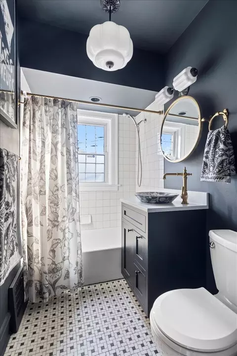 Bath - 330 E Saint Charles Rd, Elmhurst, IL 60126 photo 2 of 4