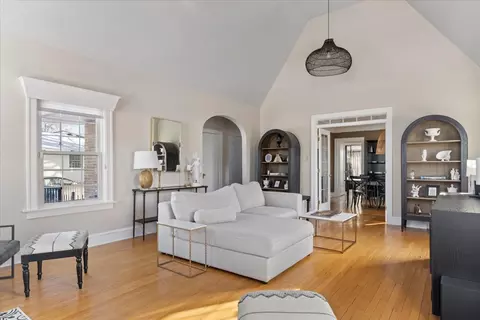 Living - 330 E Saint Charles Rd, Elmhurst, IL 60126 photo 5 of 5
