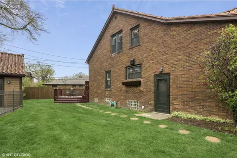 Exterior - 330 E Saint Charles Rd, Elmhurst, IL 60126 photo 3 of 4