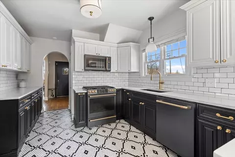 Kitchen - 330 E Saint Charles Rd, Elmhurst, IL 60126 photo 3 of 4