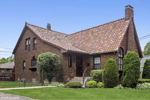 Exterior - 330 E Saint Charles Rd, Elmhurst, IL 60126 photo 4 of 4