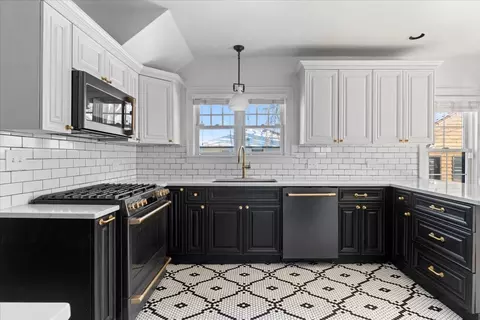 Kitchen - 330 E Saint Charles Rd, Elmhurst, IL 60126 photo 2 of 4
