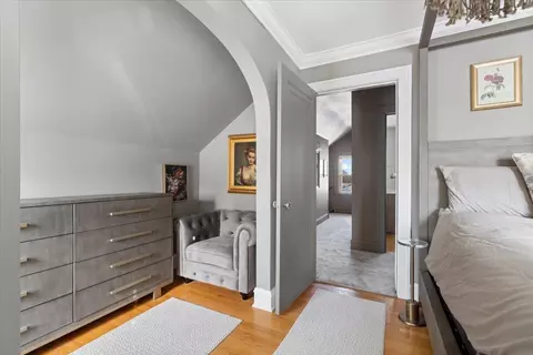 Entry Way - 330 E Saint Charles Rd, Elmhurst, IL 60126 photo 3 of 3