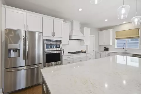 Kitchen - 76 Somerset Cir, Wheaton, IL 60189 photo 5 of 9