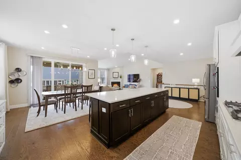 Kitchen - 76 Somerset Cir, Wheaton, IL 60189 photo 9 of 9