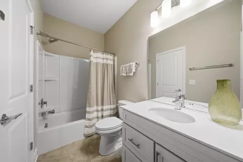 Bath - 76 Somerset Cir, Wheaton, IL 60189 photo 3 of 3
