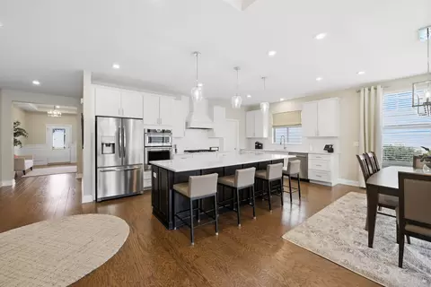 Kitchen - 76 Somerset Cir, Wheaton, IL 60189 photo 4 of 9