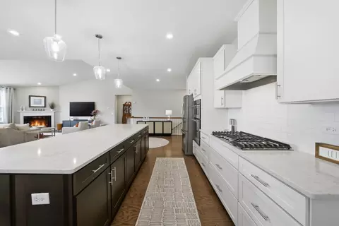 Kitchen - 76 Somerset Cir, Wheaton, IL 60189 photo 8 of 9
