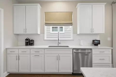 Kitchen - 76 Somerset Cir, Wheaton, IL 60189 photo 7 of 9