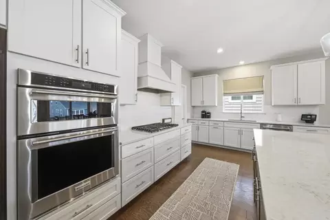 Kitchen - 76 Somerset Cir, Wheaton, IL 60189 photo 6 of 9