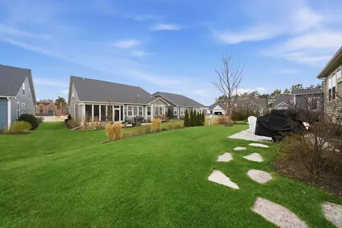 Exterior - 76 Somerset Cir, Wheaton, IL 60189 photo 5 of 9