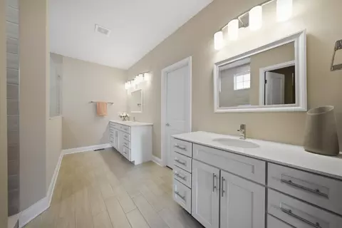 Bath - 76 Somerset Cir, Wheaton, IL 60189 photo 1 of 3