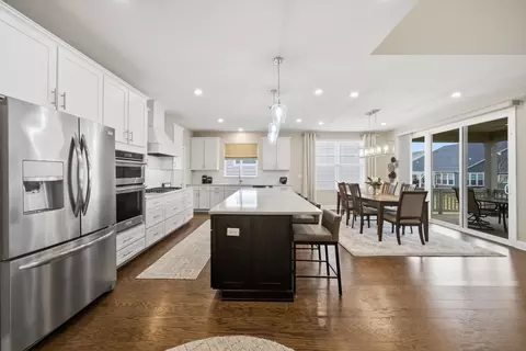 Kitchen - 76 Somerset Cir, Wheaton, IL 60189 photo 3 of 9
