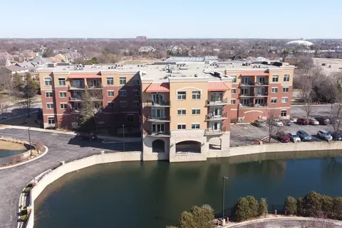 1200 N Foxdale Dr #205, Addison, IL 60101