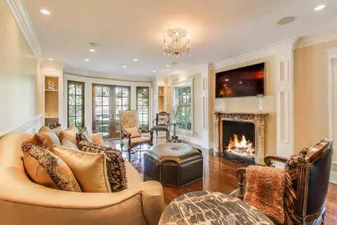 Living - Undisclosed, River Forest, IL 60305 photo 1 of 2