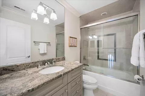 Bath - 556 Willow Rd, Winnetka, IL 60093 photo 3 of 5