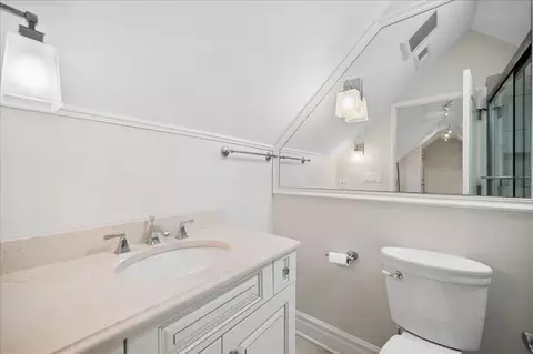 Bath - 556 Willow Rd, Winnetka, IL 60093 photo 4 of 5