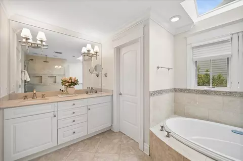 Bath - 556 Willow Rd, Winnetka, IL 60093 photo 2 of 5